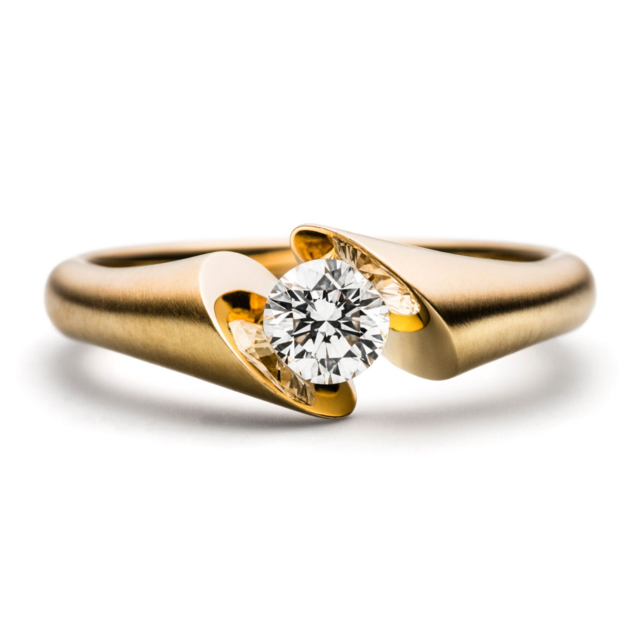 Calla – Der Diamantring – Die Mischung aus mattiertem und poliertem Edelmetall verleiht dem Diamanten eine einzigartige Wirkung.